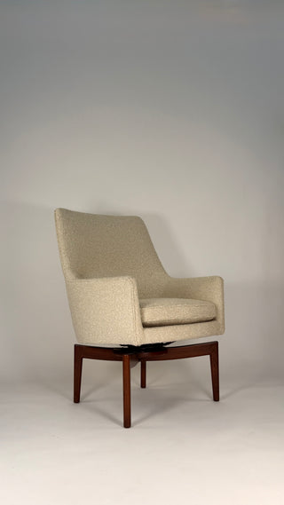 Pair of Jens Risom Swivel Lounge Chairs in Cream Bouclé with Walnut Bases