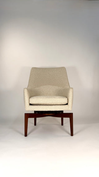 Pair of Jens Risom Swivel Lounge Chairs in Cream Bouclé with Walnut Bases
