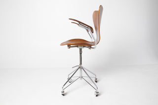 Arne Jacobsen Series 7 Model Desk Chair