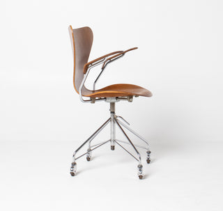 Arne Jacobsen Series 7 Model Desk Chair