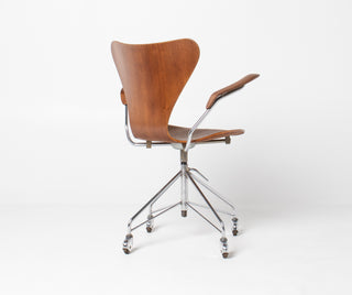 Arne Jacobsen Series 7 Model Desk Chair