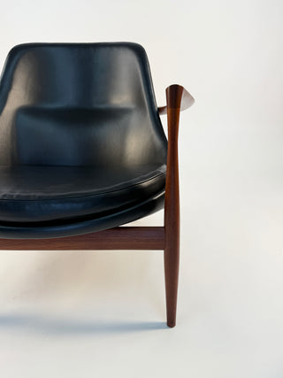 Scandinavian Modern Chair in black leather and fine teak.
