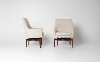 Pair of Jens Risom Swivel Lounge Chairs in Cream Bouclé with Walnut Bases