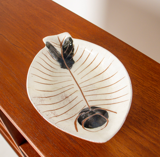 Lagardo Tackett & Kenji FujIta Ceramic Fish Dishs or Spoon Rest Circa 1950s
