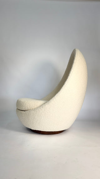 Milo Baughman Swivel Egg Chair for Thayer Coggin – Fresh Vanilla Bouclé & Restored Walnut Base