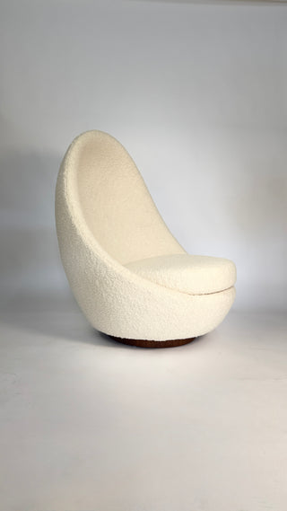 Milo Baughman Swivel Egg Chair for Thayer Coggin – Fresh Vanilla Bouclé & Restored Walnut Base